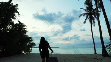 现代有趣的女人放松支出质量时间海滩清洁白色沙子蓝色的背景